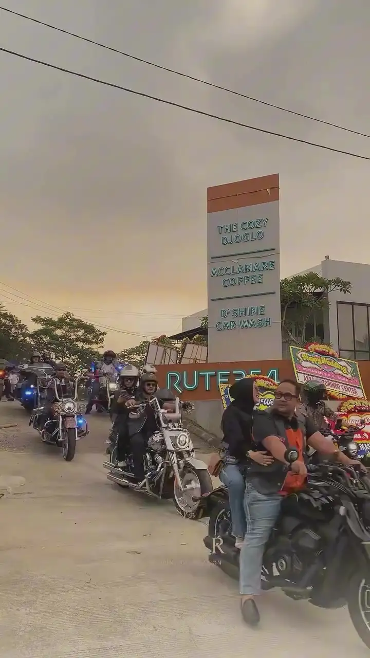 Iring-iringan kirab pengantin dengan motor berhias rangkaian bunga